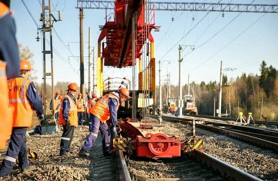 Строительная железная дорога. Реконструкция железнодорожного пути. Строительство железных дорог. Стройка железной дороги. Инфраструктура железных дорог.