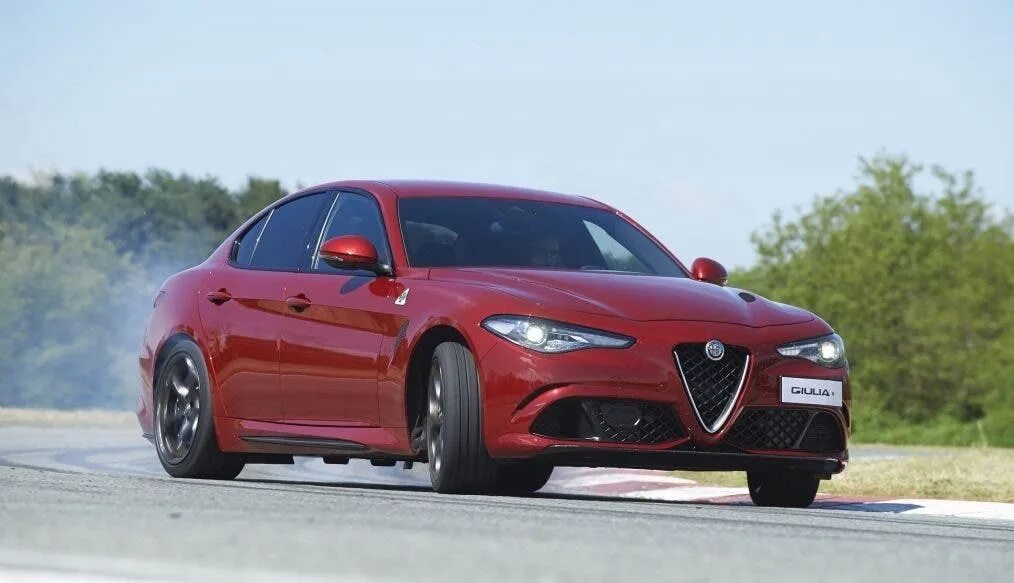Альфа ромео разгон. Альфа ромео разгон. Alfa romeo 4c (960) 2013. Альфа разгон до 100. Alfa romeo 4c race.