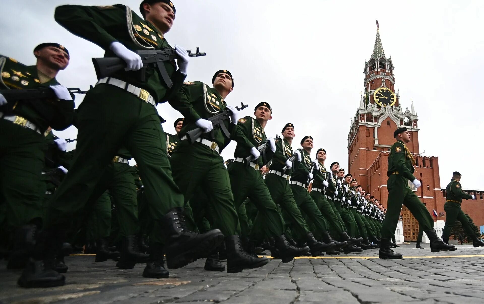 Где парад победы в москве. Военный парад в Москве. Военный экипаж. Ночная тренировка парада Победы в 2021 году в Москве. Площадка для военной техники для парада Печатники.