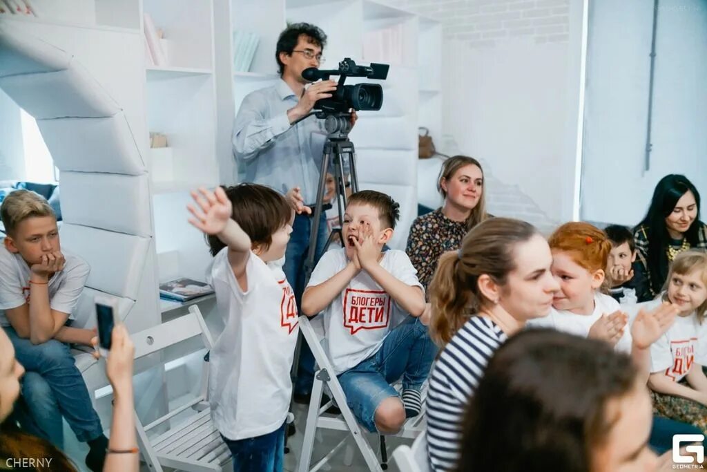 Школа блоггеров. Школа блоггеров картинки. Дети блоггеры фото. Юные блоггеры дети. Дети блоггеры москвы.