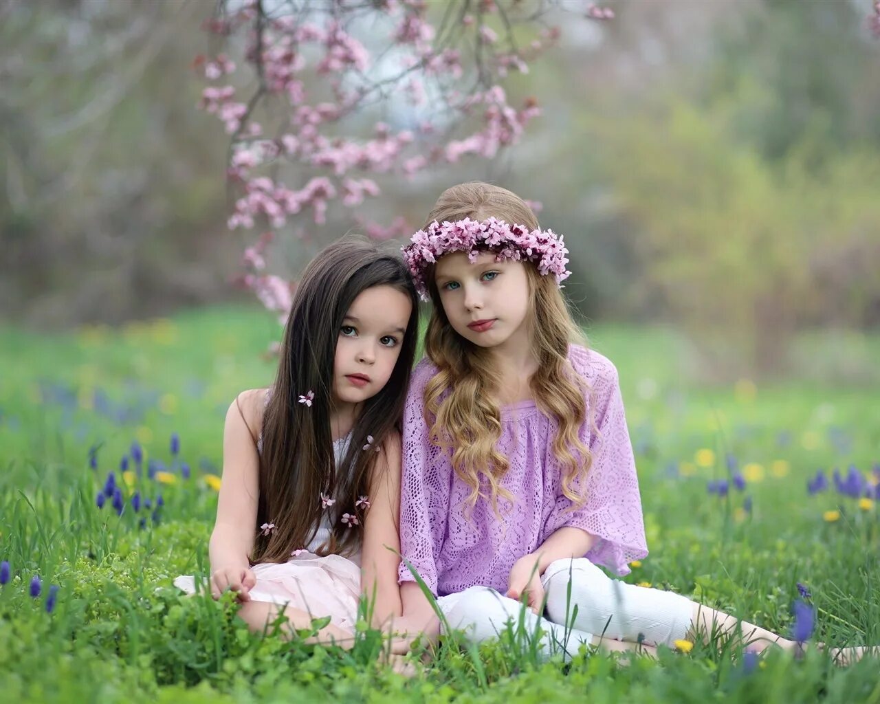 Two cute. Девочки подружки. Маленькие подружки. Подружки 10 лет. Две подруги 12 лет.