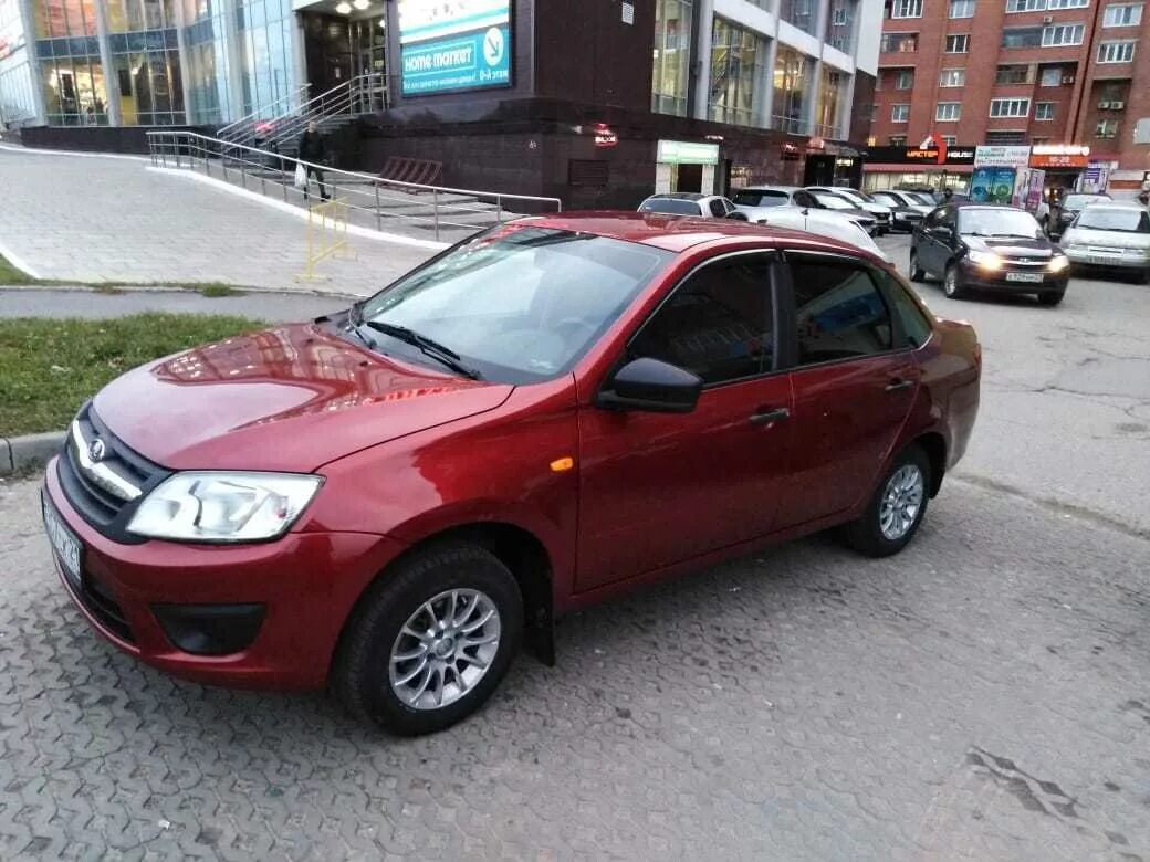 Ваз гранта 2013 года. Красный гранта машина. Красная гранта 2013. Красная гранта 032. Красный гранта машина.