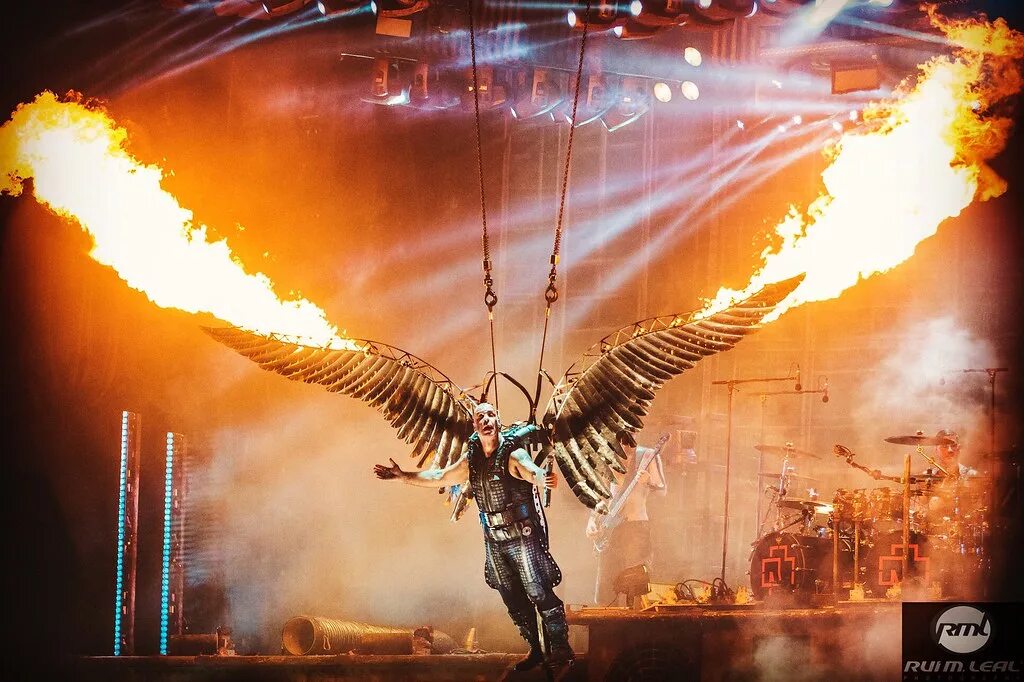 Пылая ангел песня. Rammstein концерт Крылья. Engel Rammstein концерт. Тилль Линдеманн с крыльями концерт. Тилль Линдеманн с крыльями.