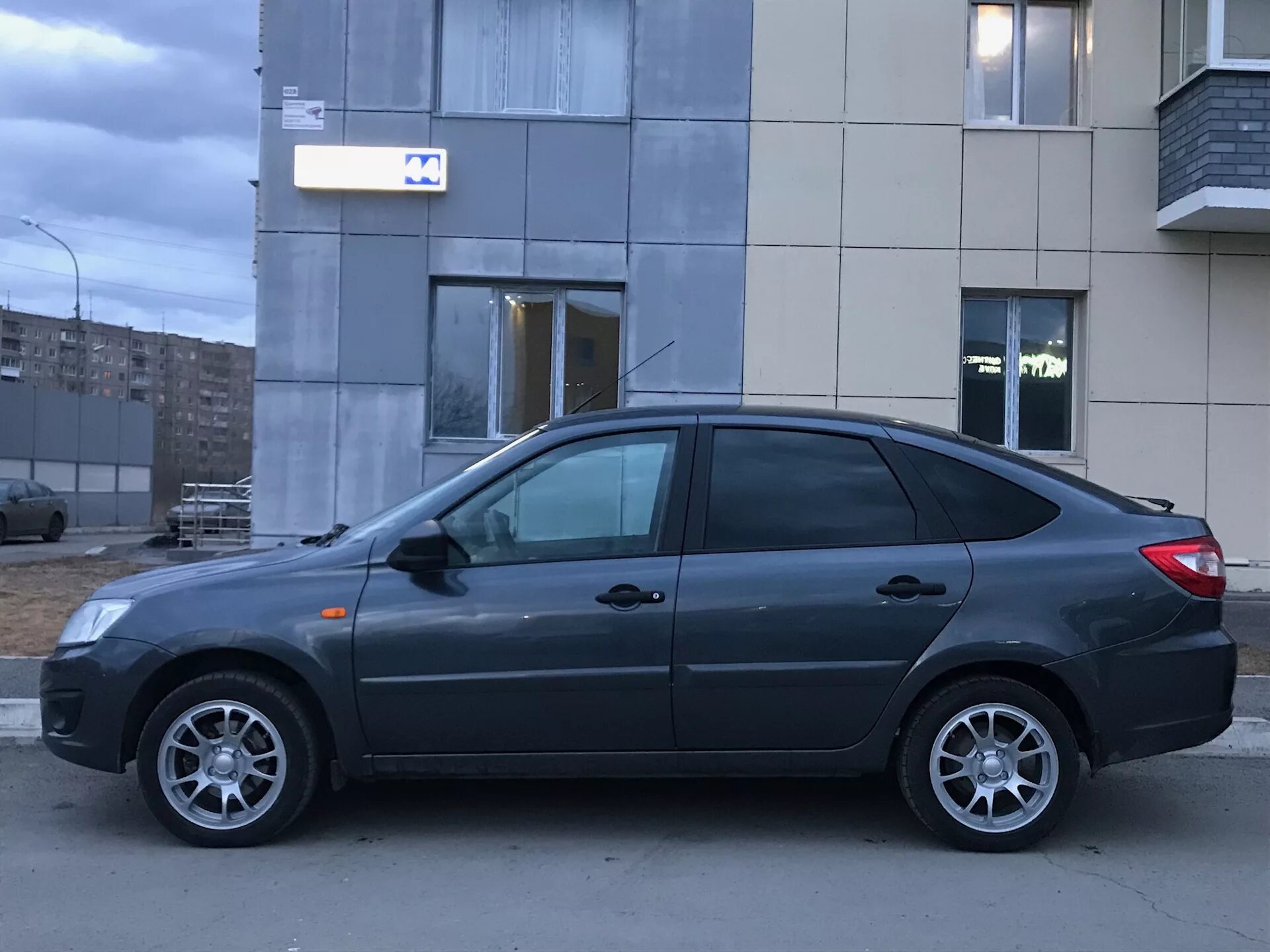 Гранта лифтбек на дисках r15. Гранта лифтбек на дисках r15. Гранта лифтбек на дисках r15. Гранта лифтбек на дисках r15. Гранта лифтбек фл литье р 15.