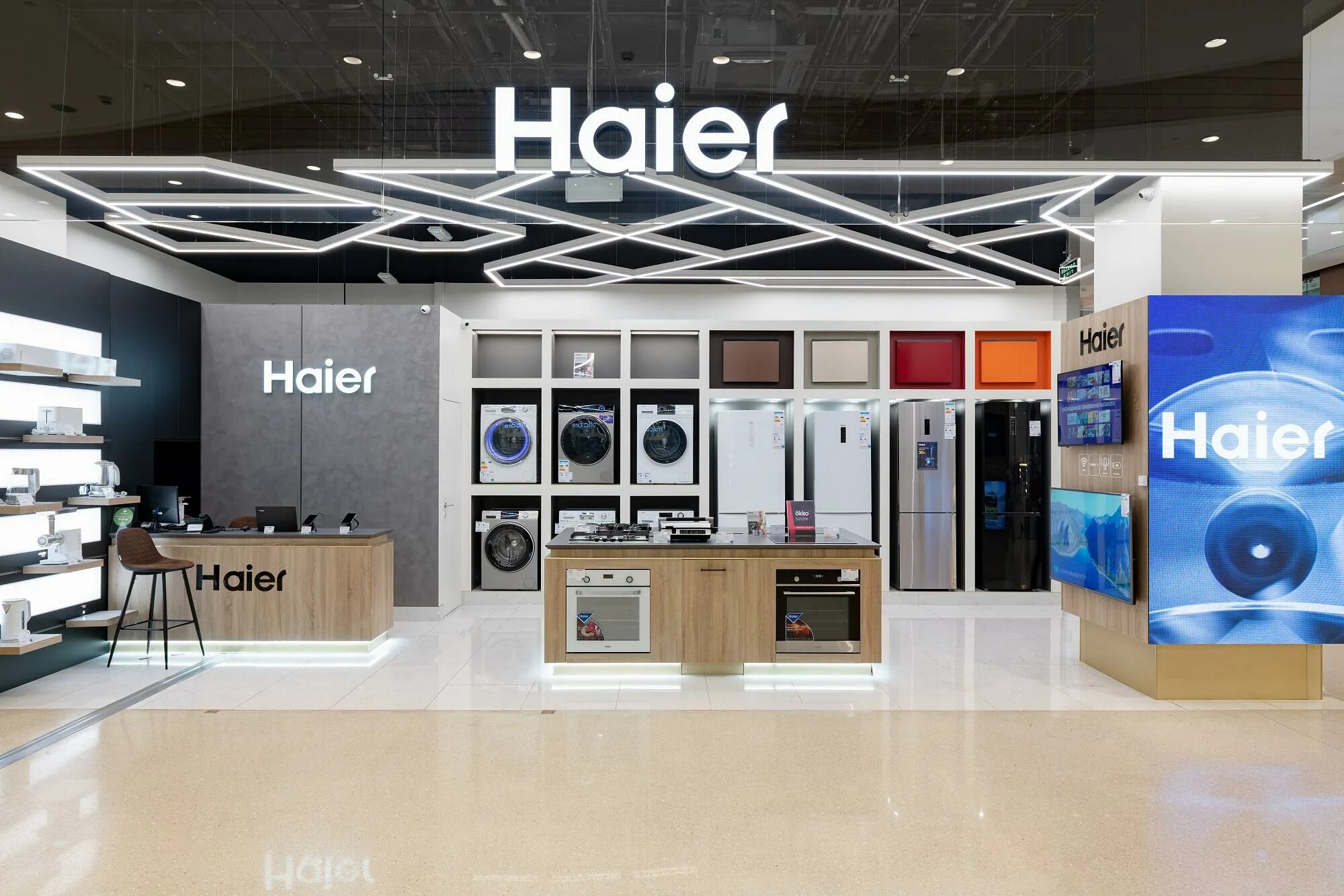 Хайер чья страна. Фирменный магазин Хаер. Техника Haier. Haier Office. Одежда Haier.