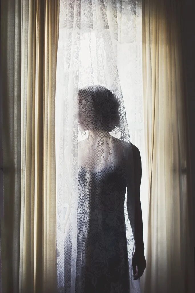 За окном белом платье. Девушка и шторы. Фотосессия с занавеской. Женщина в окне. Девушка за шторой.