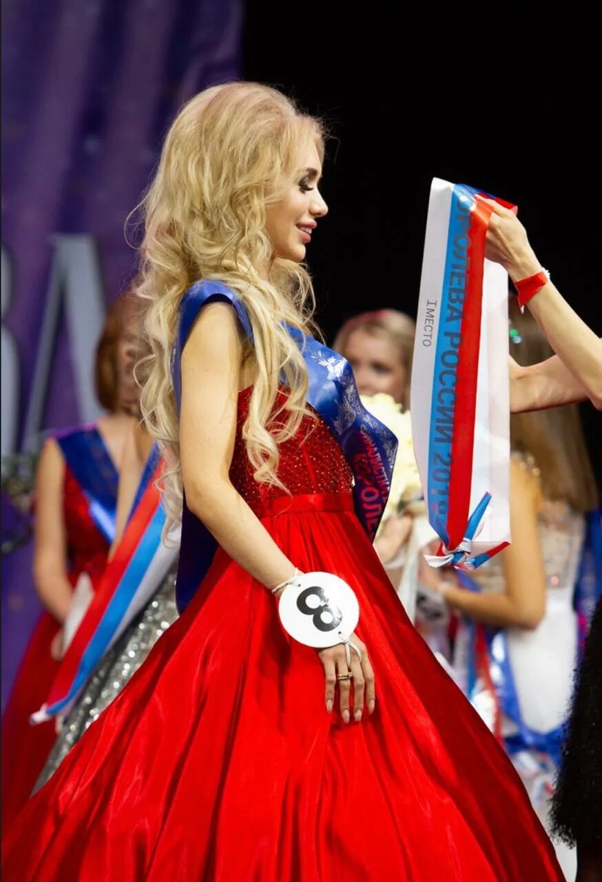 Награда победительнице конкурса красоты. Королева красоты России 2022.