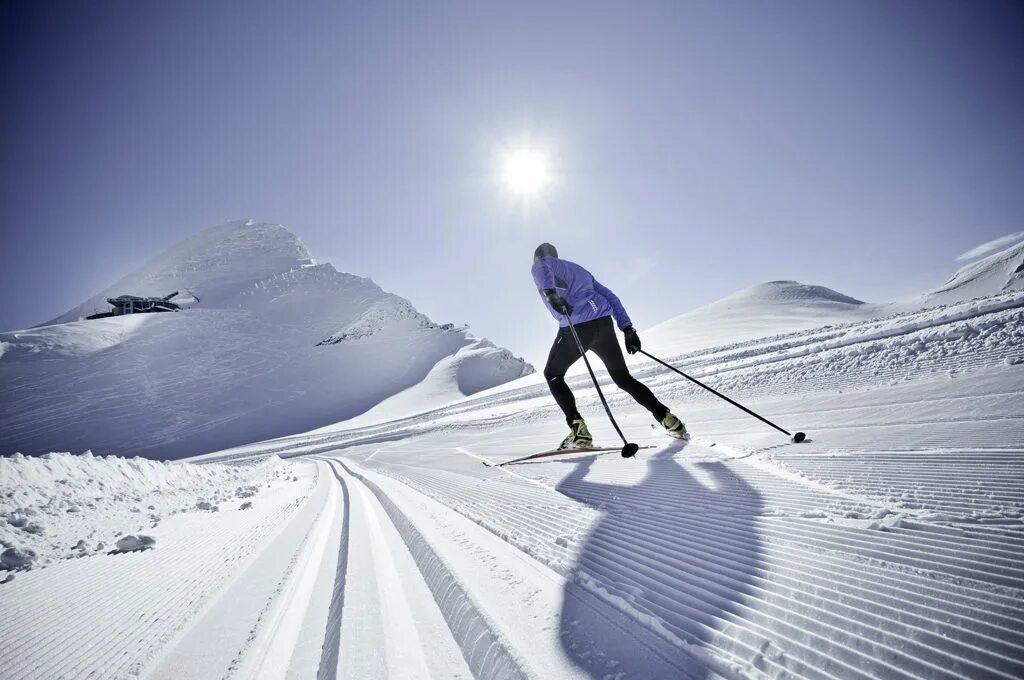 Skiing cross country skis. Беговые лыжи. Красивый лыжник. Беговые лыжи спорт. Лыжник в движении.