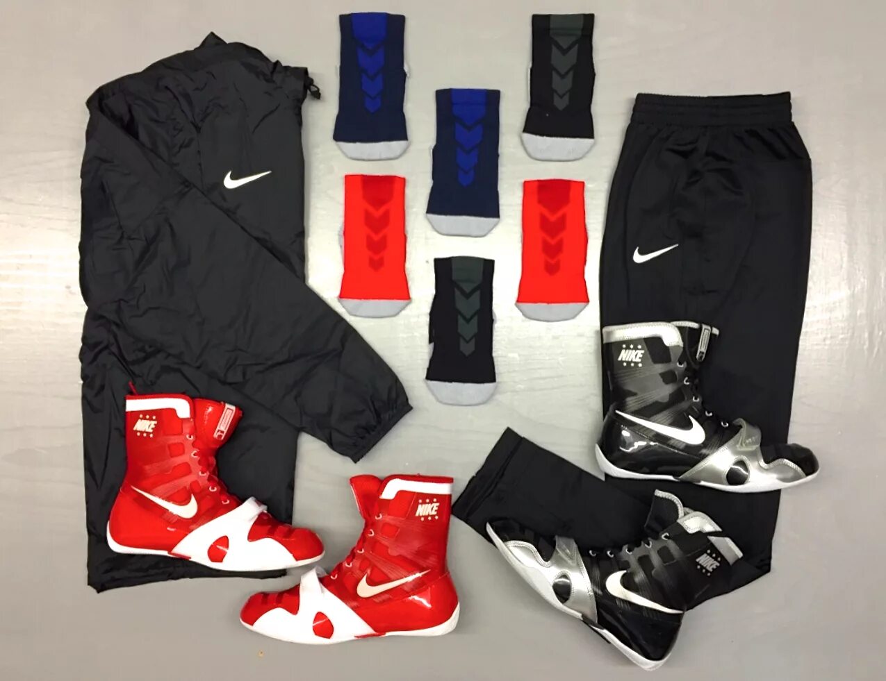 Найк бокс. Forma Boxing Nike. Nike HYPERKO черно красные. Red geezers Nike Boxing Shoes. Боксерский найк machomine.