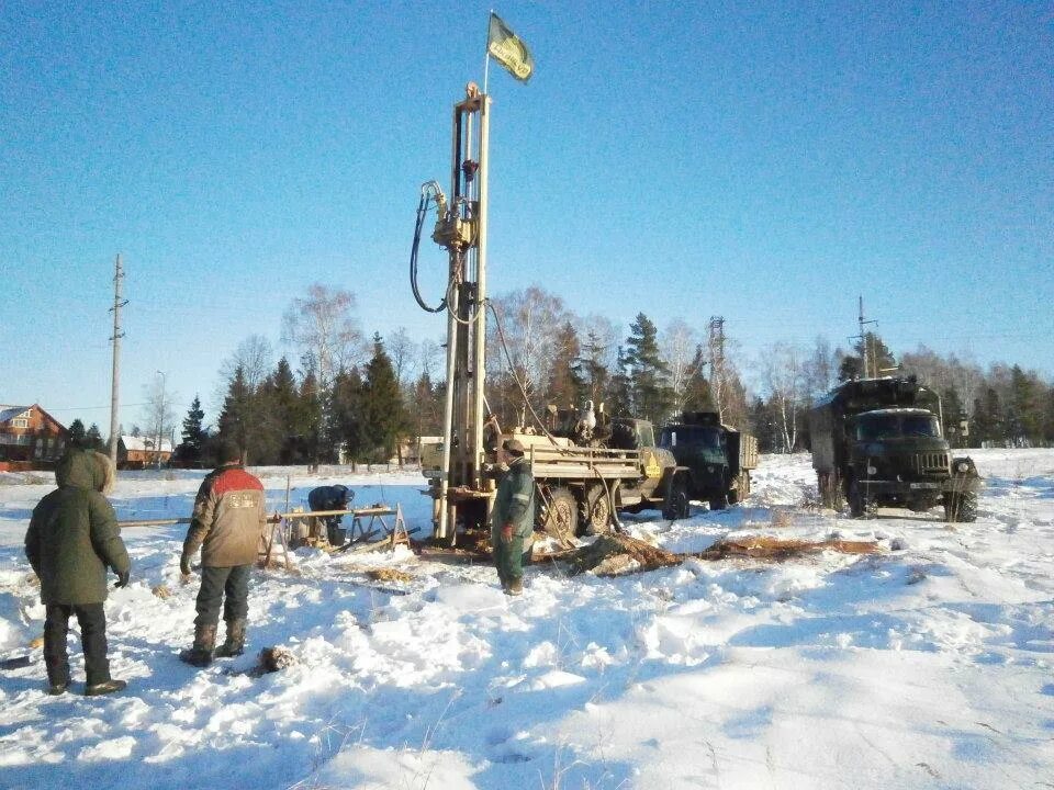 Бурение на воду нижегородская область. Бурение зимой. Зимнее бурение скважин на воду. Бурение на воду зимой. Скважина на воду зимой.