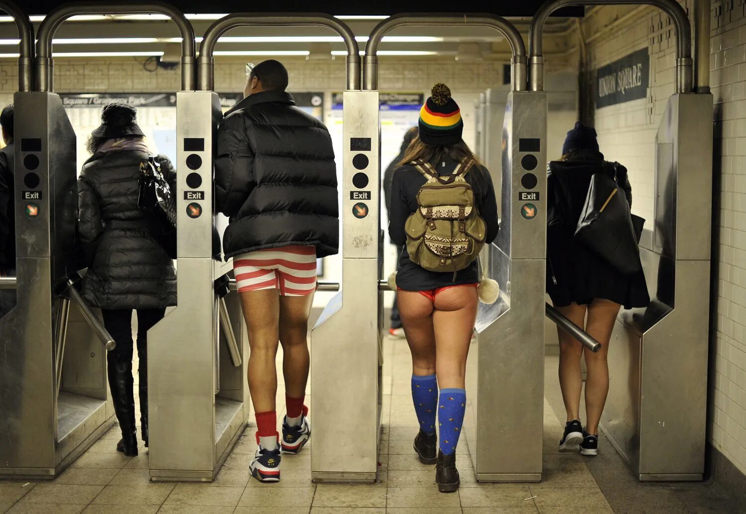 No Pants Subway Ride 2020. No Pants Subway Ride Москва метро. No Pants Subway Ride 2014. В метро без штанов 2020 Москва.