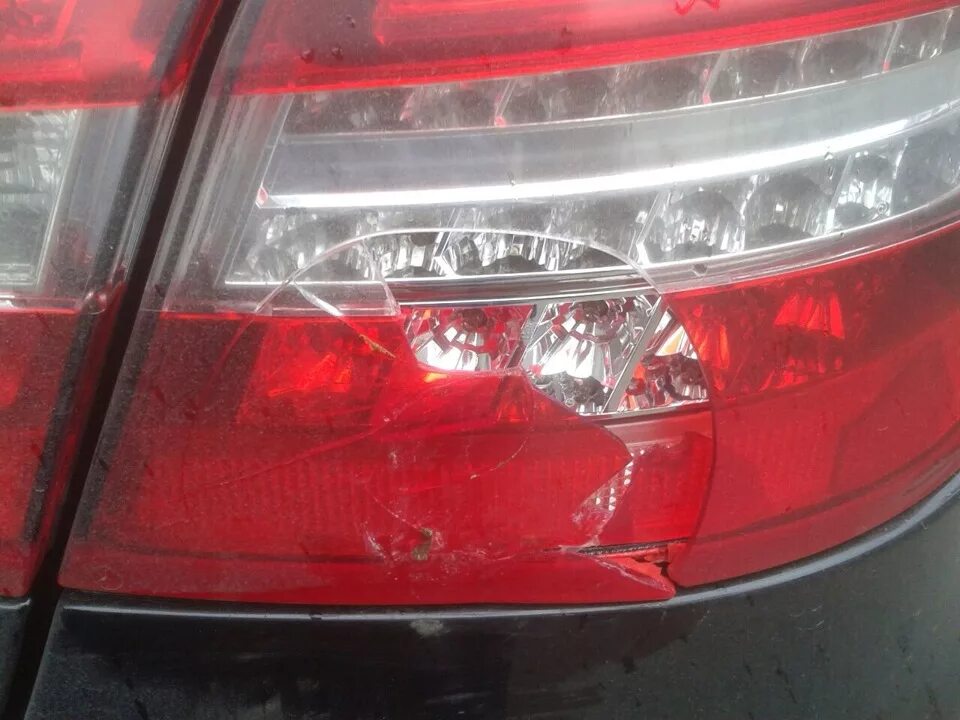 Субару форестер sf5 задний фонарь левый левый. Разбитая фара задняя мазда 6. Разбитый задний фонарь. Задние фонари субару форестер сф5. Разбитый задний фонарь.