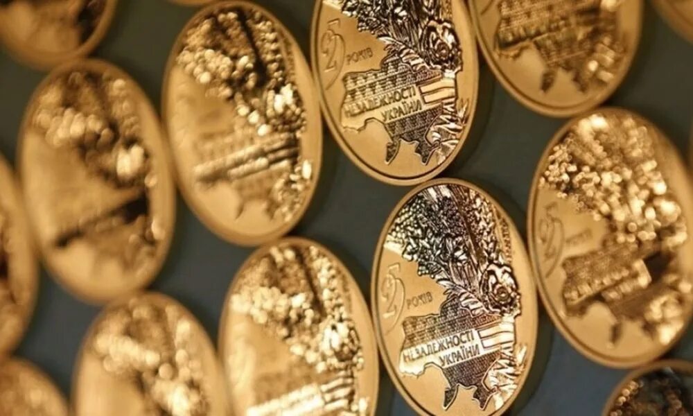 Нацбанк купить монеты. Монета Золотая. Золотые инвестиционные монеты. Коллекционные золотые монеты. Коллекция золотых монет.