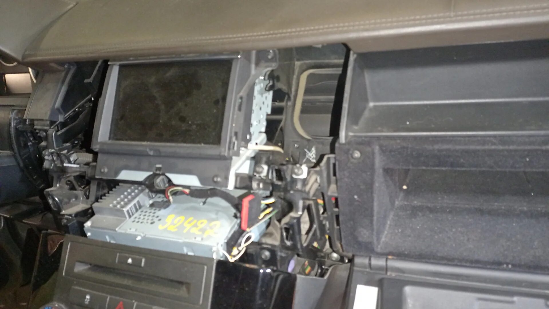 Печка range rover sport. Радиатор печки Рендж Ровер л322 3.6. Радиатор отопителя бм10. Замена радиатора отопителя range Rover Sport. Радиатор отопителя салон Рендж Ровер л322 3.6.