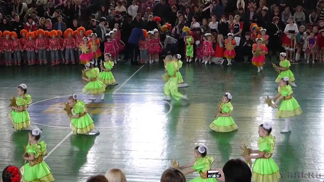 Видео детский танец звезд. Атрибуты для танца звездочки в детском саду. сияние звездочек танцевальный конкурс. танцевальный кол звездочки танец детство. фото детская танцевальная группа звездочка.