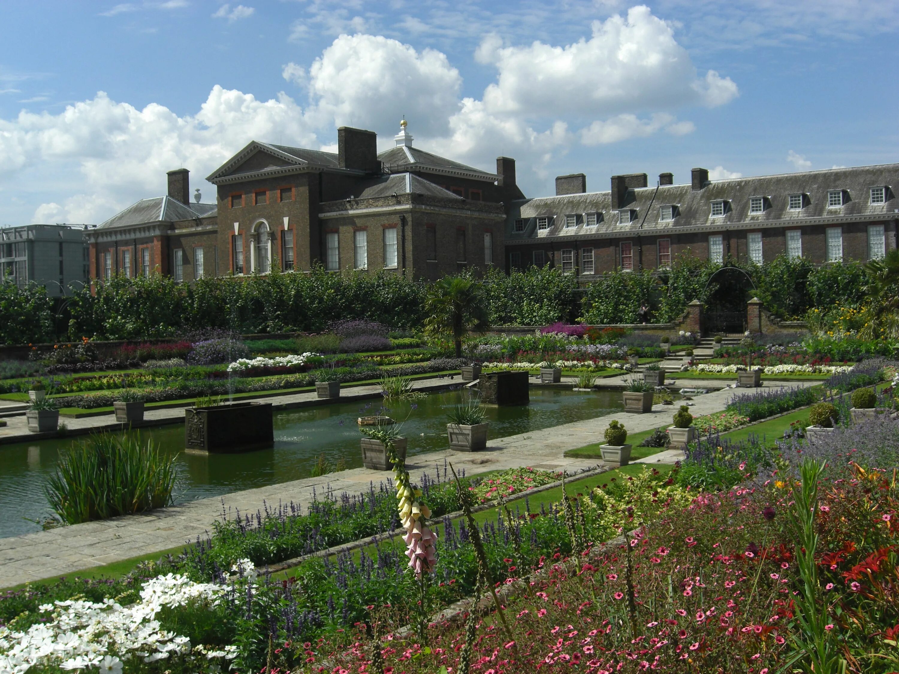 Сайт кенсингтонского дворца. Кенсингтон Палас Гарденс. Kensington Palace Кенсингтонский дворец. Лондон кенсингтонскиц даореу. Кенсингтон Гарденс Лондон.