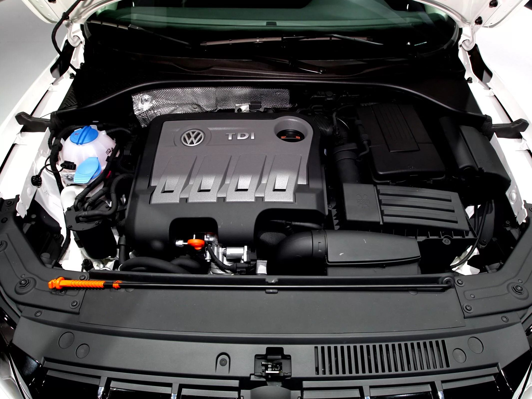Пассат б7 какие двигатели. Vw passat b7 двигатель. vw passat b7 под капотом. фольксваген пассат б6 под капотом. пассат b6 3.6 моторный отсек.