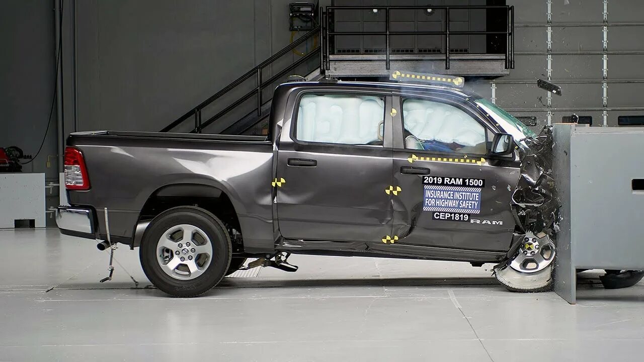 Краш тест 2019. Краш тест IIHS 20 60. Тойота тундра краш тест. Dodge Ram краш тест. Insurance Institute for Highway Safety (IIHS)..