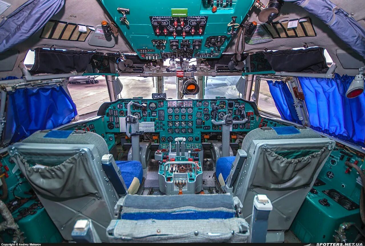 Ил 76 мд. Ил-76 военно-транспортный самолёт. Ил 76 северное сияние. Ил-76 кабина. Топливный бак в ил 76.