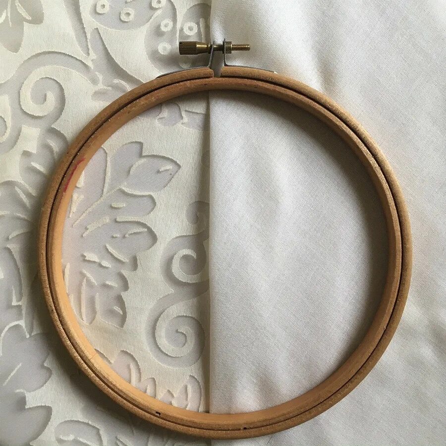 Ткань для пялец. Пяльца с тканью. Пяльцы для люневильской вышивки. Ткань для пялец. Канва в пяльцах.