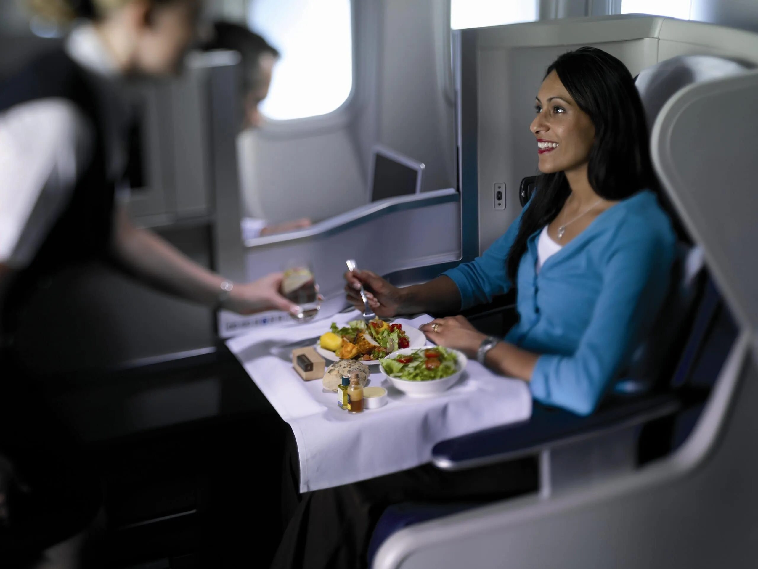 Boarding travel. British Airways Business class еда. Еда в самолете. Стюардесса с едой. Еда на борту самолета.