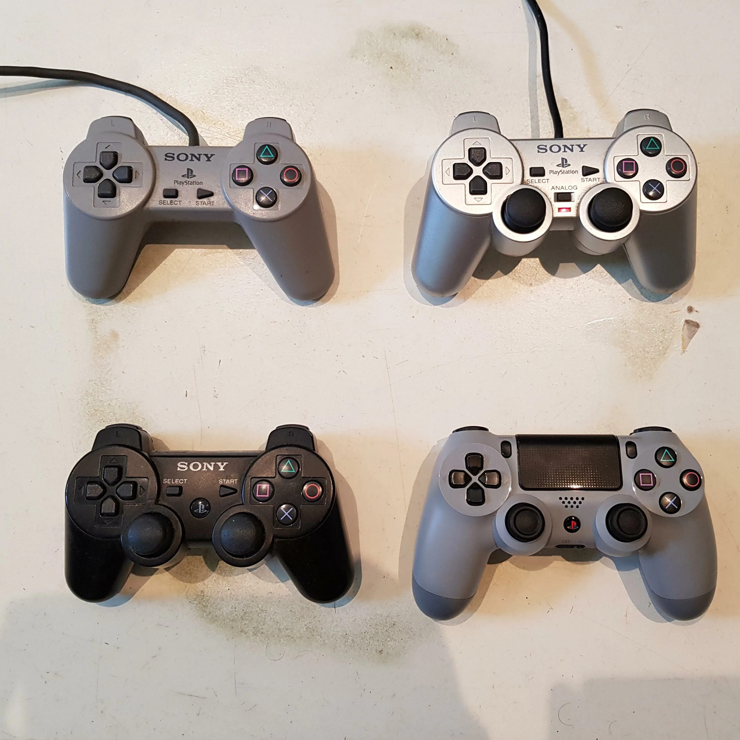 Чем отличаются версии ps5. Кронштейн для игровых джойстиков ps5 Hook ps5 DS. Controller ps5 Edge. Ps5 Controller reference. Ps5 разъемы.