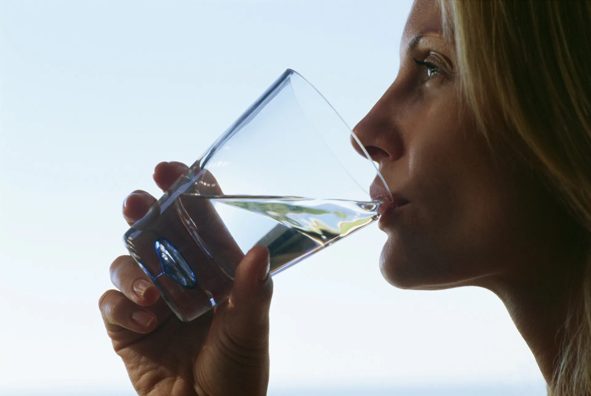 Девушка пьет. Человек пьет воду. Мужчина пьет воду из стакана. Мужчина со стаканом воды. Человек пьет воду.