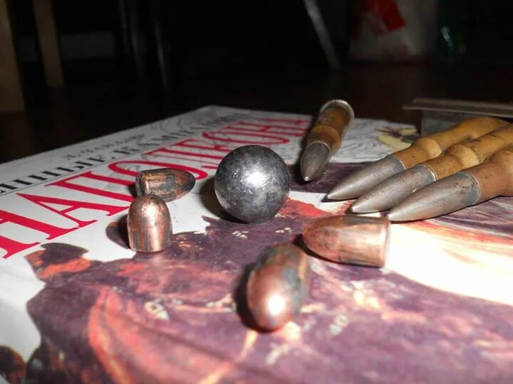 Обстреляли машину. Расстрелянный мерседес w221. Оружие которым убили николая 2. Гильза от калаша. Отстрелянные гильзы.