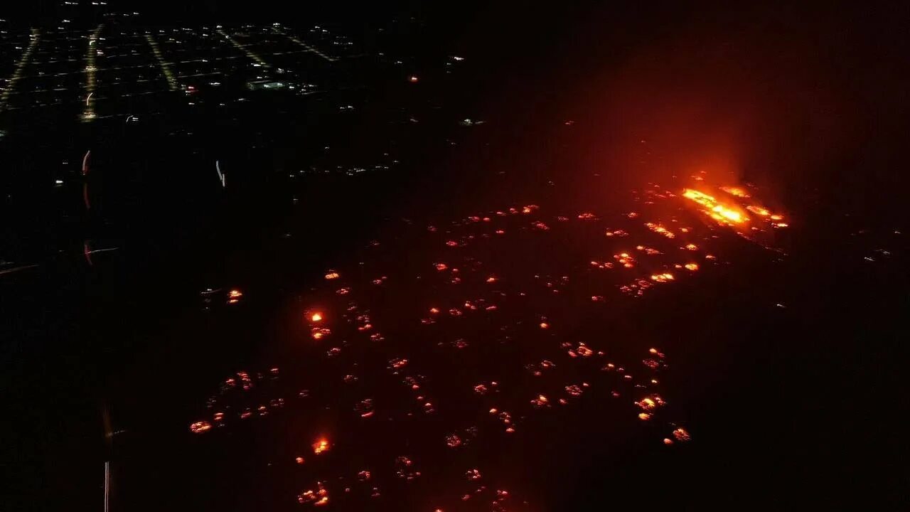 Между нами горел пожар остался только ожог. Человек с горящими руками. Огненный человек. Между нами горел пожар остался только ожог. Огонь для детей.