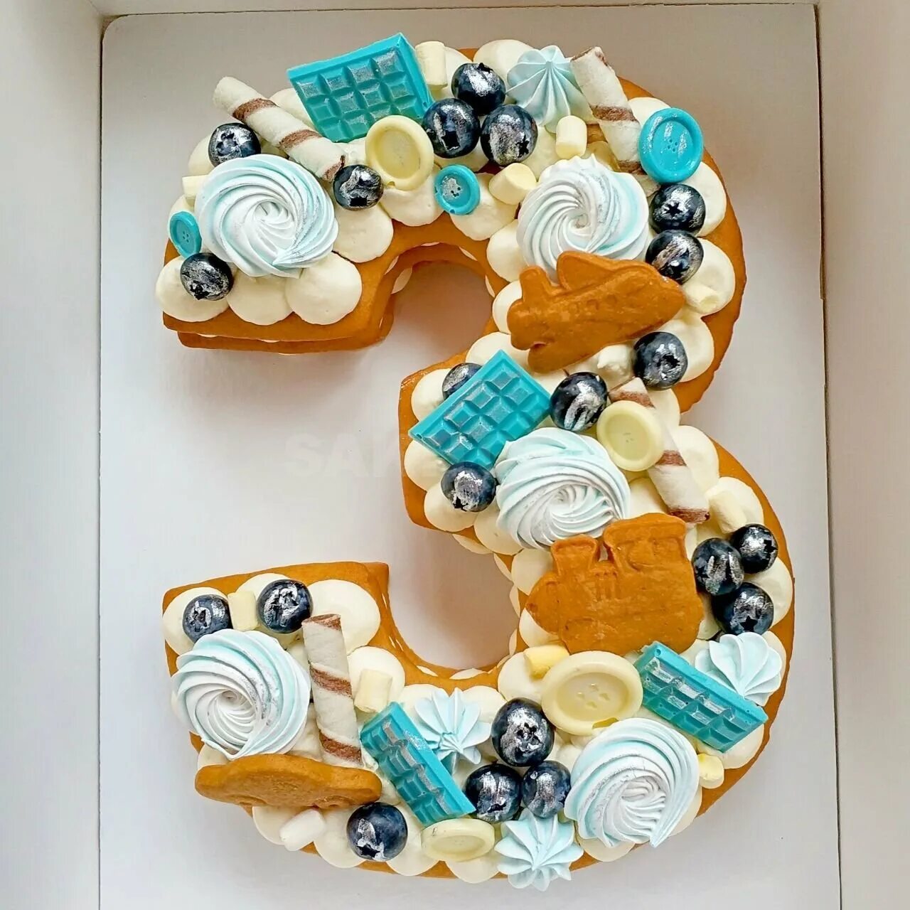 Торт цифра. Медовый торт цифра для мальчика. Торты цифры из медовых. Торт цифра декор для мужчины. Торт цифра украшение.