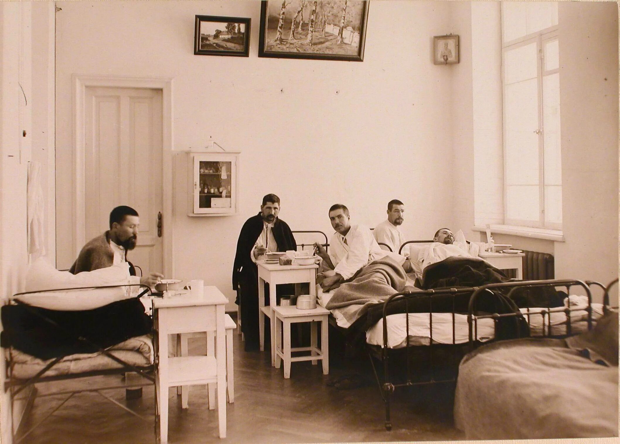 Поставляли в госпитали. Госпиталь Кисегач Лурия. Омск 19 век военный госпиталь. Военный госпиталь Феодосия 1920. Киев госпиталь 1914.