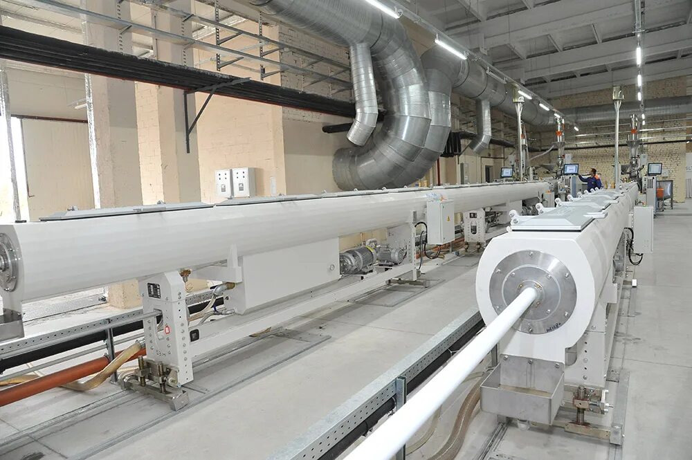 Оборудование для производства полипропиленовых труб и фитингов. Цех по производству пластиковых труб. Производственный цех. Завод полипропиленовые трубы и фитинги. Производители полипропиленовых труб.