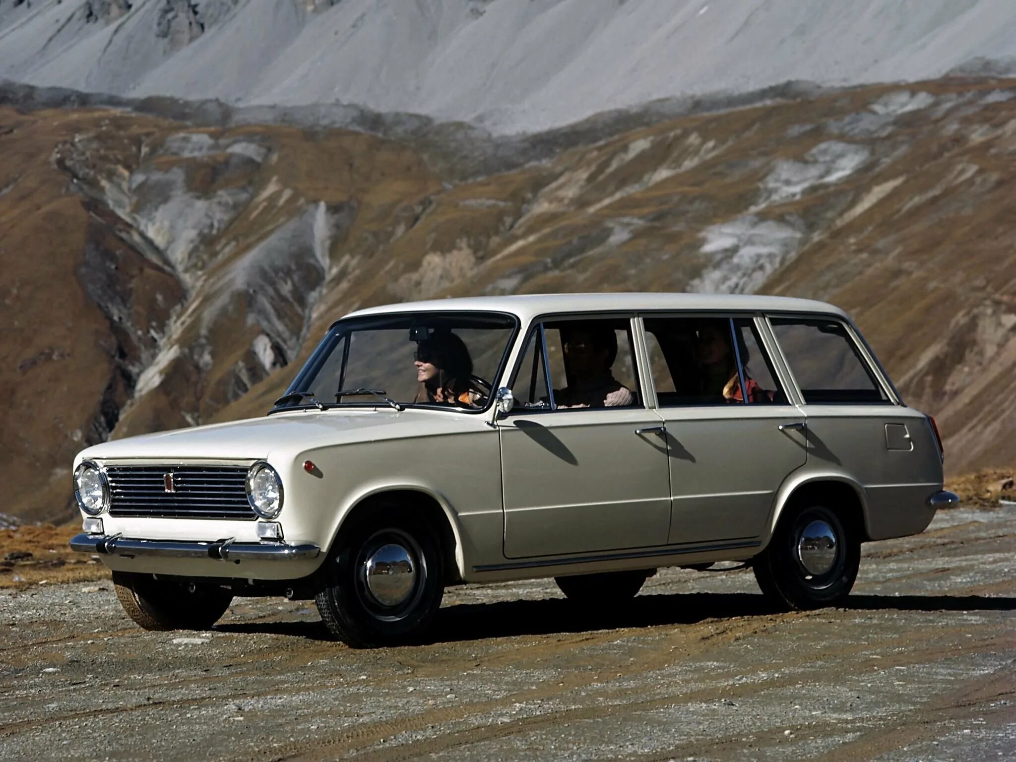 Жигули автор. Fiat 124 универсал. Фиат 124 familiare. Fiat 124 familiare и ВАЗ 2102. Fiat 124 1966.