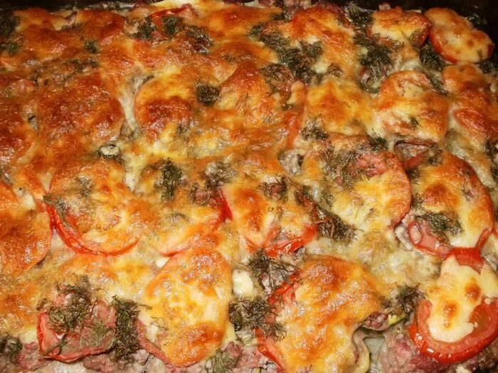 Сколько запекается фарш. Запеканка с фаршем и овощами в духовке. овощи с фаршем в духовке запеченные. фарш с овощами в духовке с сыром. овощная запеканка с фаршем в духовке.