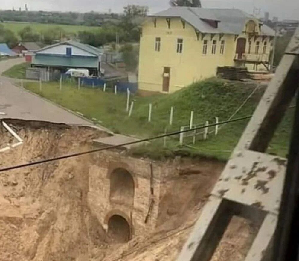 Откопали автобус из под земли как называется. Засыпанный серпухов оползень. серпухов оползень. здания закопанные в землю. откопали дом.