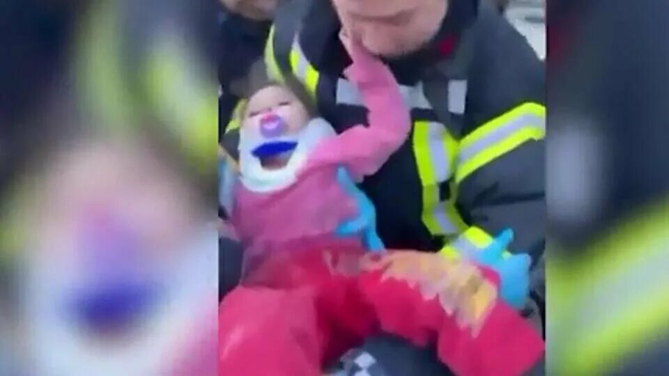 Мама обнимает ребенка под обломками крокус. Спасение детей под завалом. Спасенный из под завалов ребенок Турции. Турция землетрясение спасенные дети.