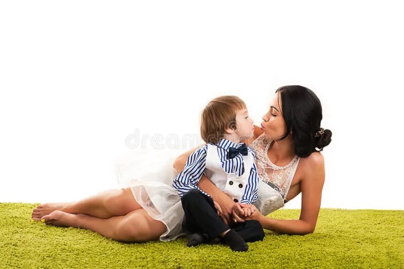 Сын поцеловал мать. Мама целует сына. Поцелуй сына. Мать целует сына. Мама целует дочку.