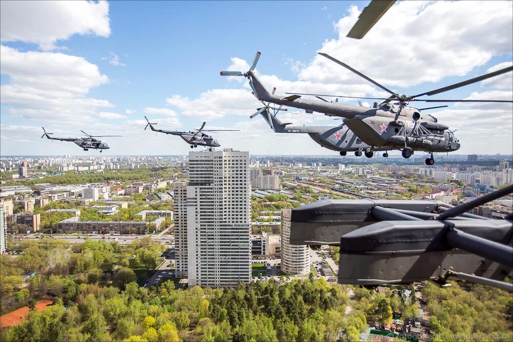 Военные вертолеты над Москвой. Вертолет над городом. Город с вертолета. Вертолет городской. Вертолет над железногорском