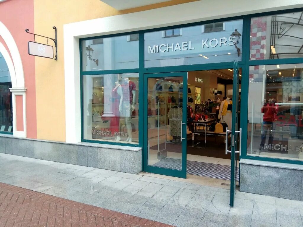 Корс аутлет. Furla сумки аутлет пулково. Майкл корс бутик внуково аутлет. Michael kors outlet шереметьево. Аутлет внуково michael kors.