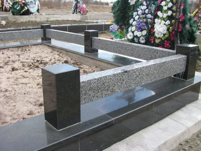 Ограды из гранита. Ограда на могилу из гранита. Гранитный цоколь фото. Фото гранитных оград. Фото гранитных оград.