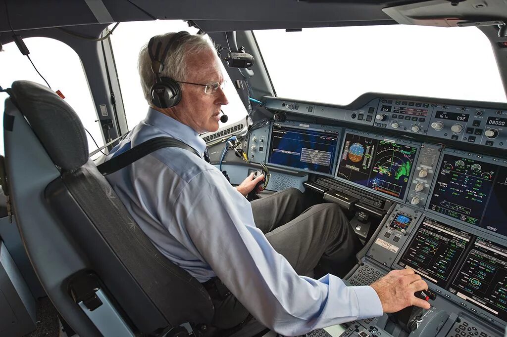 Пилот гражданской авиации. Пилоты united airlines. Airbus a350 кабина пилотов. Пилот профессия. Кабина пилота гражданской авиации.