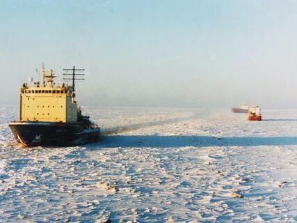 Ледокол промышлял во льдах белого моря