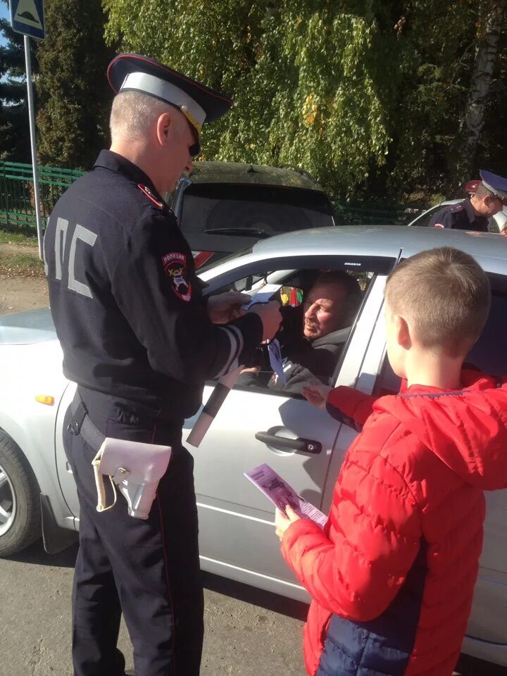 сотрудник дпс. помощь инспектору. экипажи дпс кемерово. остановил инспектор. помощь инспектору.