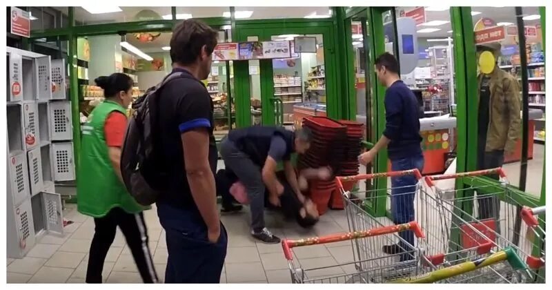 Люди в магазине. Воруют в Пятерочке. Воровство в магазине. Кража в Пятерочке. Можно выходить в магазин