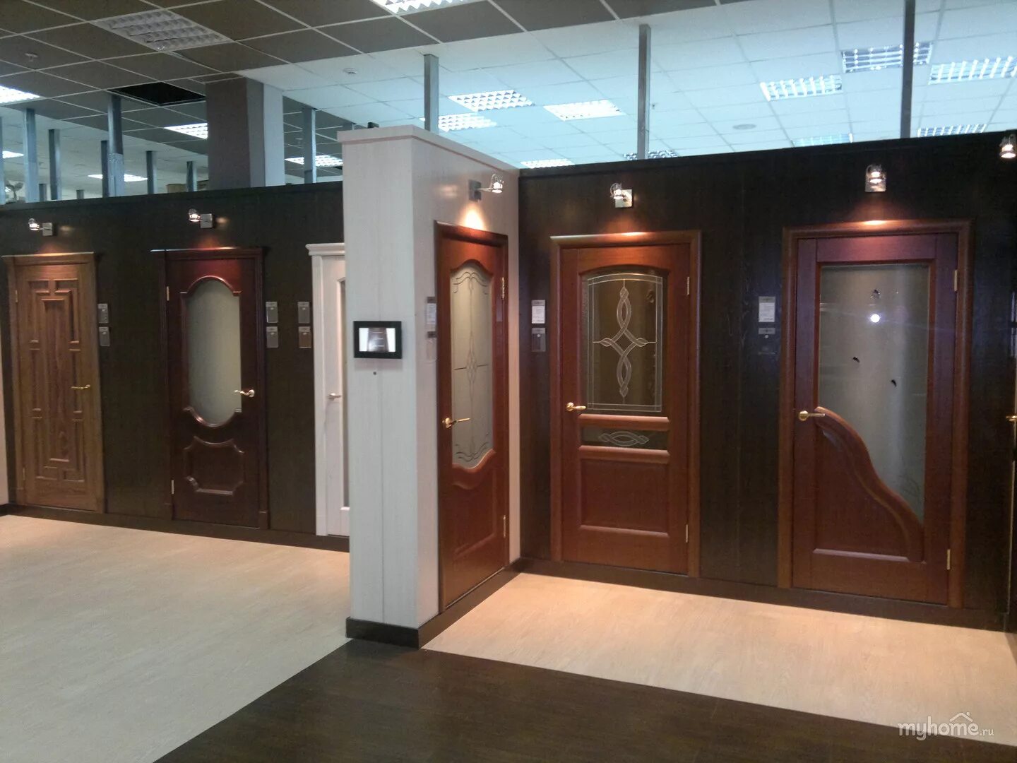 Большой магазин дверей. Магазин дверей. Баннер для магазина дверей. Входные двери выставочный зал. Выставка межкомнатных дверей.