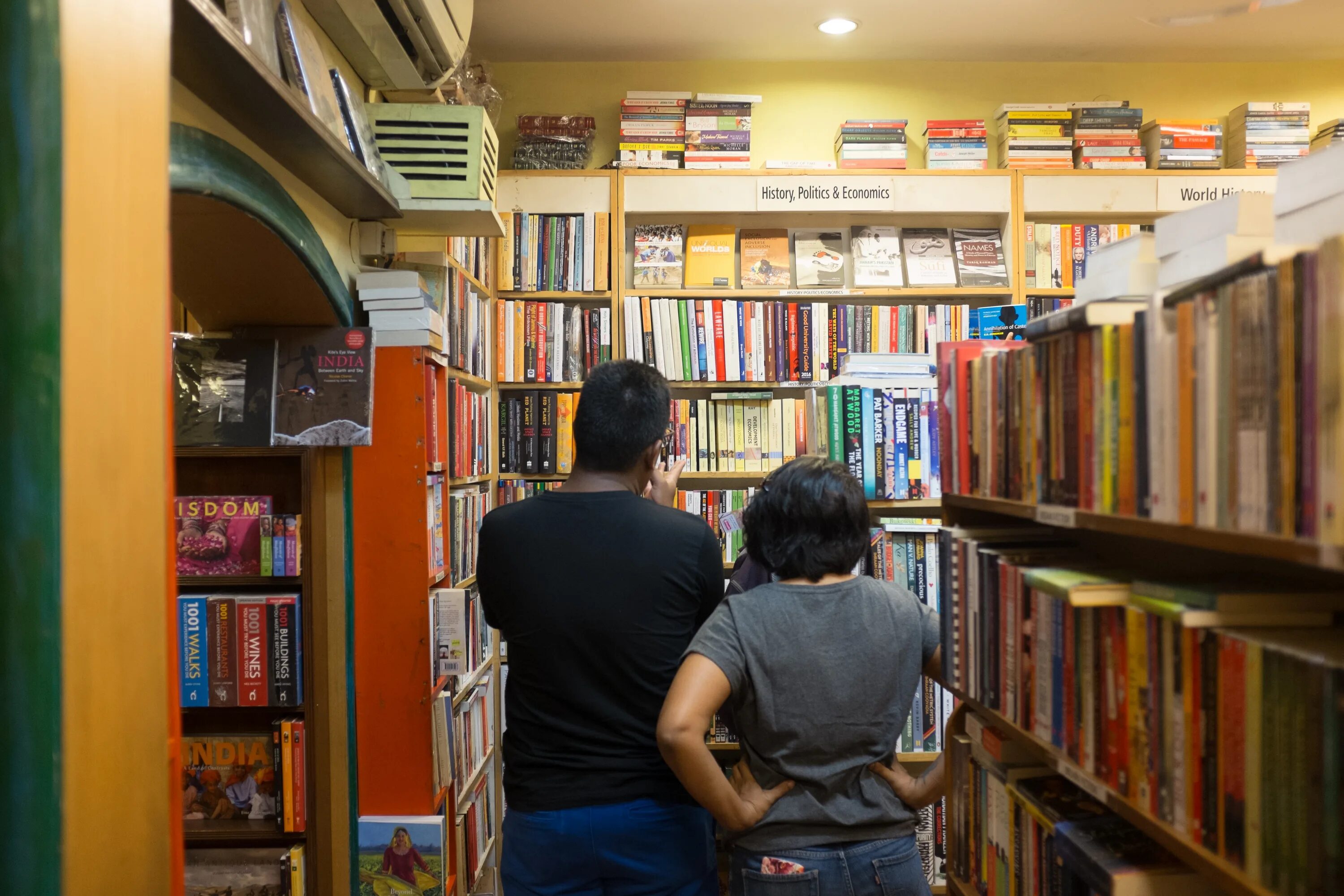 Книжный магазин в Индии. Фотография в книжном магазине. Библиотека в Индии. Книжная торговля. Книжный магазин картинка