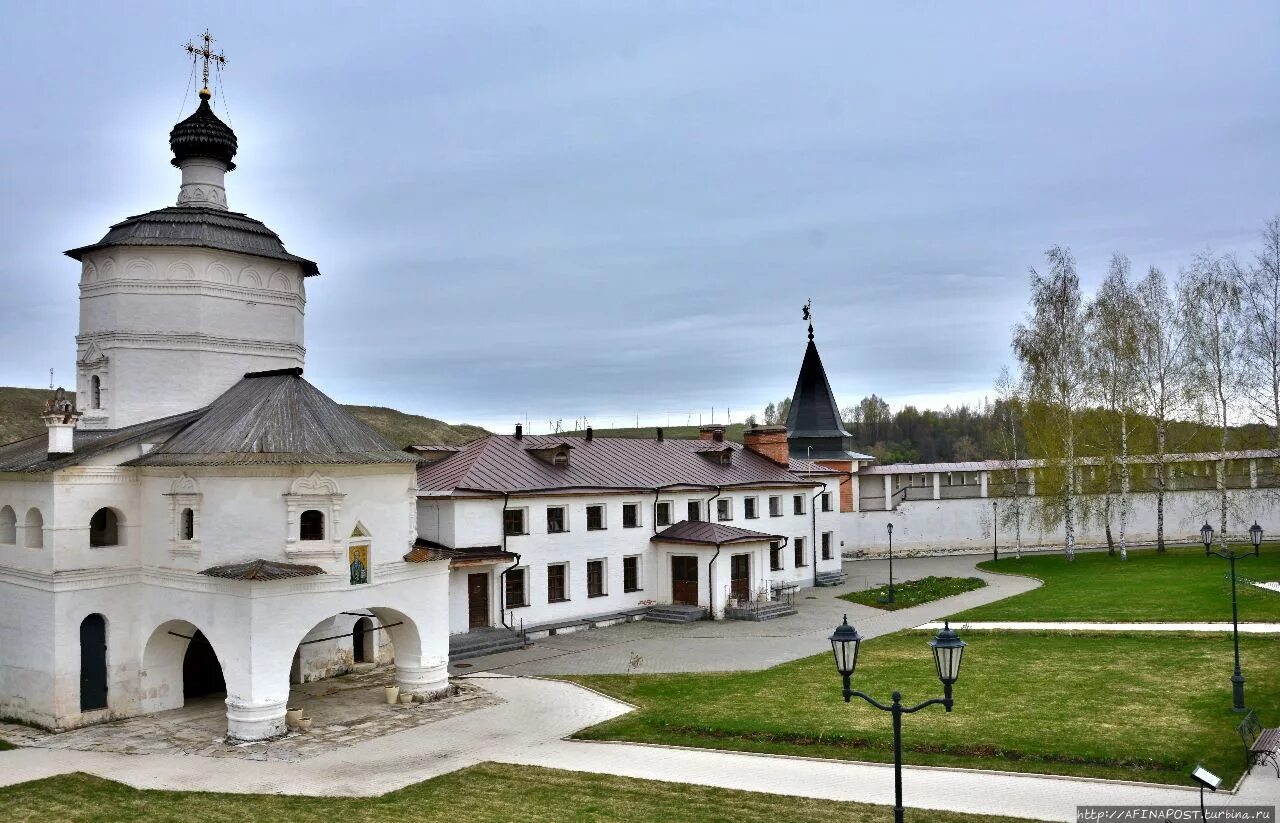 Монастыри тверской области фото. Старицкий Свято-Успенский монастырь Тверская область. Старицкий Успенский монастырь Старица. Старица мужской Успенский монастырь. Старицкий Успенский монастырь Тверская область.