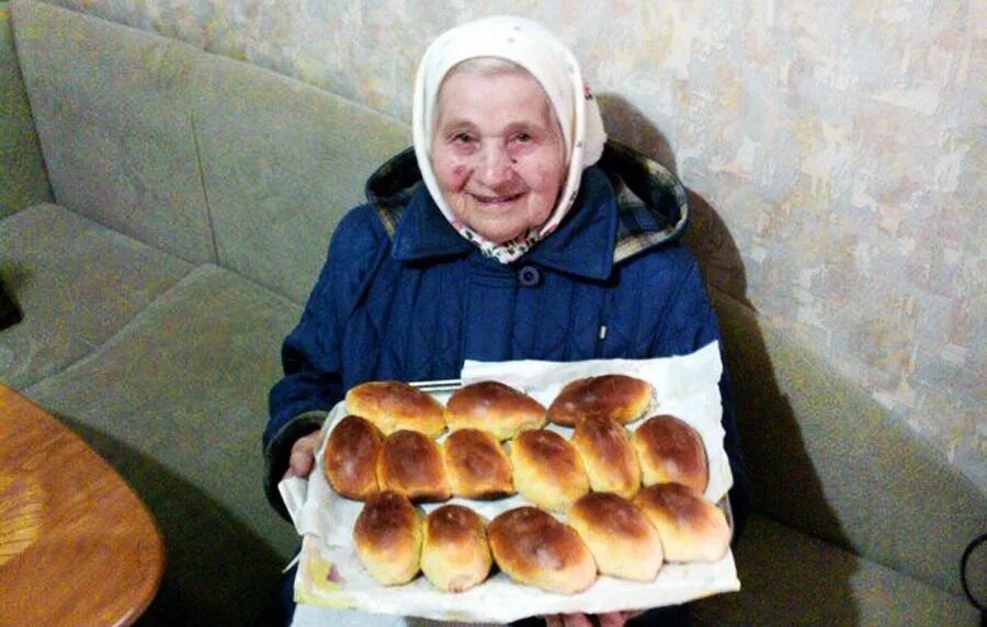 Бабушка и пироги. Испеченный бабушкой. Бабушка печет пирожки. Бабушка жарит блины. Испеченный бабушкой.