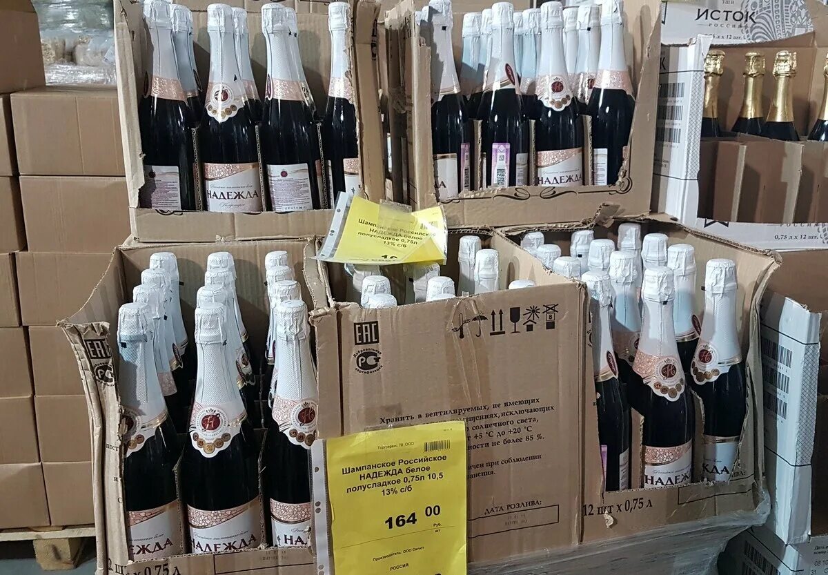 Вино в светофоре крымское. Светофор магазин вино красное. Магазин светофор вино. Вино в светофоре. Магазин светофор вино.