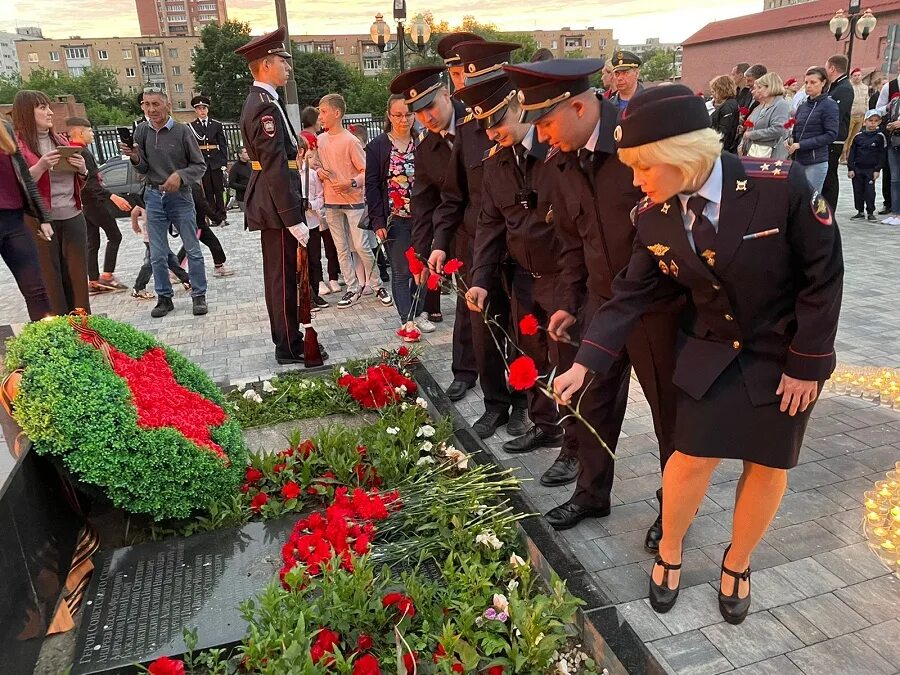 Новости орехово зуево свежие происшествия. Полицейские Орехово Зуево. Сотрудники полиции свеча памяти. Цветы полицейскому.